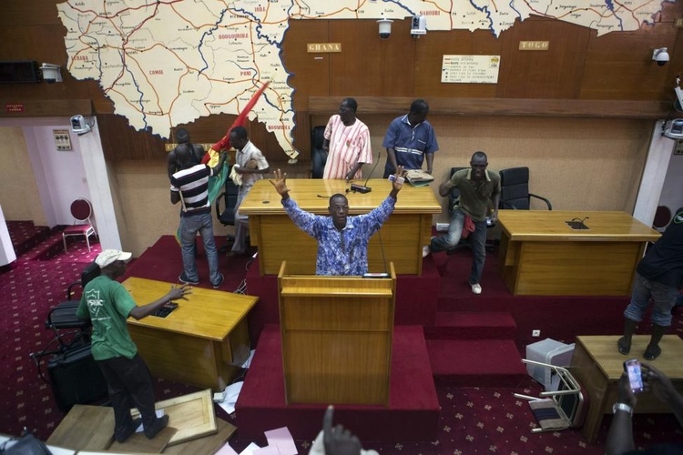 fot. Joe Penney / Reuters / 30 października 2014  Ouagadougou, Burkina Faso  Antyrządowi protestanci przejmują budynek parlamentu w stolicy Burkina Faso.